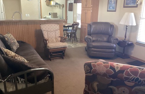 Eddyville Casa | Charming 2-bedroom mobile home with WiFi, AC in peaceful Eddyville KY.