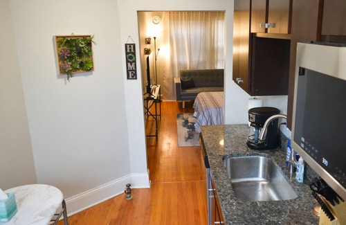 Kenwood Apartamento | Prime Location Studio Unit with Historic Charm Near Shops &Parks