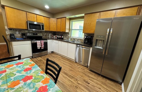 Palm Terrace Gardens Casa | Cozy Gulf Coast Getaway 3 BR 2 BA house in charming Port Richey with WiFi, AC.