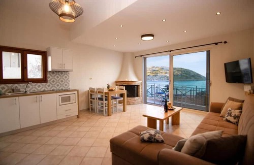 Mochlos Apartamento | The Island House| Family size Apt-Overlooking the Aegean| 3 Steps From the Beach