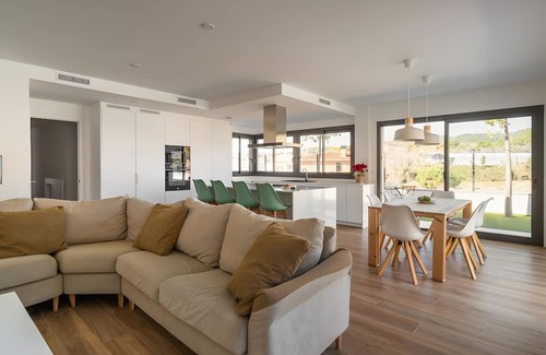 Canet de Mar Villa | Villa 'Gisela' with Sea View, Wi-Fi and Air Conditioning
