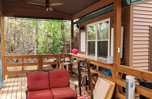 Saint Francis Apartamento | Cozy Outlaw studio room with heated pool AC in charming New Hope