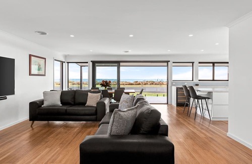 Portarlington Casa | Portarlington Beach Retreat, A modern home across from the water