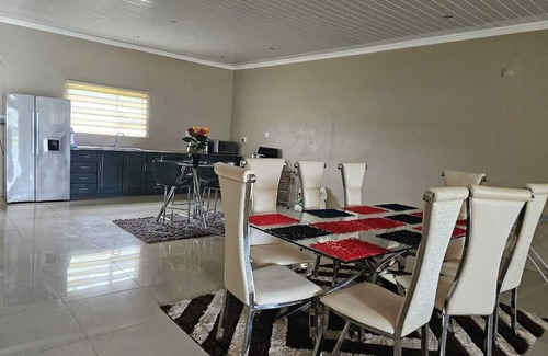 Gueima Casa | 3-bedroom house in enchanting Praia Do Bilene with WiFi, AC