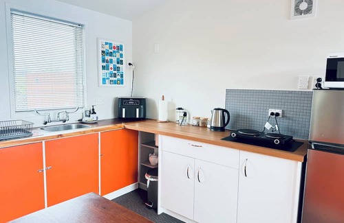 Richmond Apartamento | Cosy Studio with Pool, Fire & Quirky Past – Your base to explore Tasman & Nelson