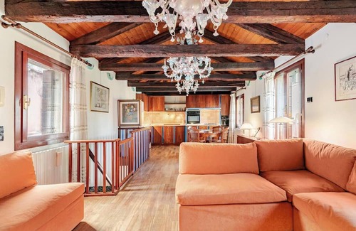 Longa Casa | Murano Glass Residence