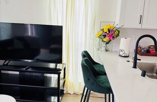 Manteca Casa | Charming 2-bedroom house with WiFi, AC in Manteca