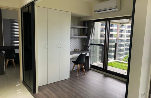 Zuoying District Casa | 【左營舒適兩房｜近蓮池潭・瑞豐夜市・巨蛋｜交通便利・家庭友善】nnn開放式客廳與廚房空間，方便料理nn鄰近蓮池潭、瑞豐夜市、高雄巨蛋，夜市與演唱會活動唾手可得