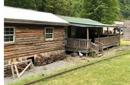 Elkins Cabina | Pioneer cabin in Bowden, Canaan Valley sleeps 8