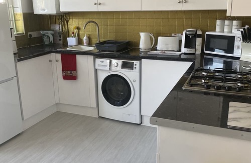 Port Talbot Casa | Step Free Bungalow By The Beach/Extra Wide Doorwayn2 minutes from the beach