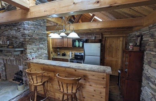Ruffin Cabina | Charming 2-bedroom cabin with Hot Tub in quaint Reidsville, NC