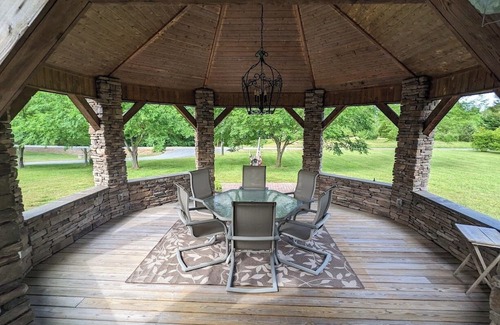 Ruffin Cabina | Charming 2-bedroom cabin with Hot Tub in quaint Reidsville, NC