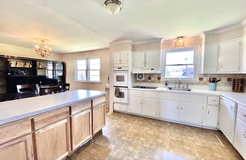 Wilmington Casa | Spacious 5-bedroom house in welcoming Wilmington with WiFi, AC, Large Yard