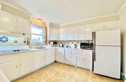 Wilmington Casa | Spacious 5-bedroom house in welcoming Wilmington with WiFi, AC, Large Yard