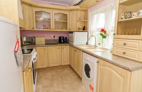 Llanfyrnach Cabaña | NANNY JILL'S CABIN, pet friendly, with a garden in Crymych