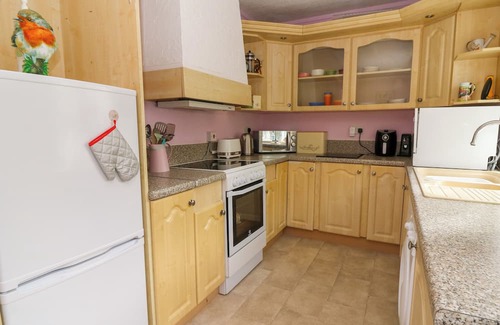 Llanfyrnach Cabaña | NANNY JILL'S CABIN, pet friendly, with a garden in Crymych