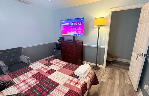 Port Malabar Cama Y Desayuno | Charming Room with WiFi and AC in Palm Bay