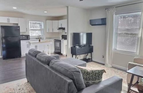 Blackberry Apartamento | Chic 1-bedroom apartment with WiFi, AC minutes from Philpott Lake