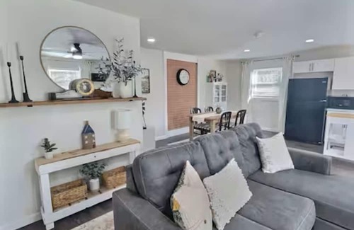 Blackberry Apartamento | Chic 1-bedroom apartment with WiFi, AC minutes from Philpott Lake