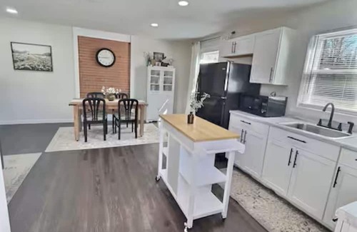 Blackberry Apartamento | Chic 1-bedroom apartment with WiFi, AC minutes from Philpott Lake