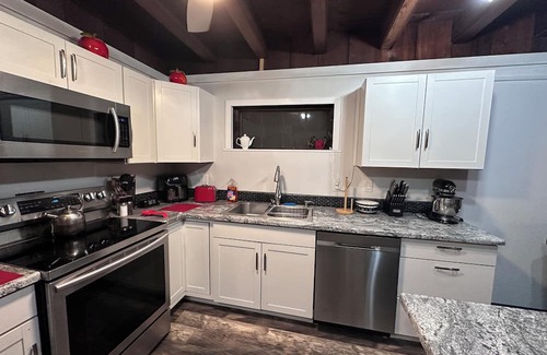 Cross Lanes Cabina | Rustic and restful 2-bedroom lake cabin in Cross Lanes with smart amenities.