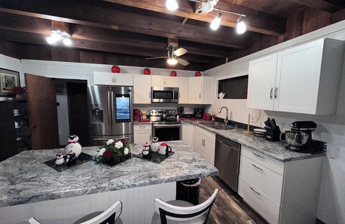 Cross Lanes Cabina | Rustic and restful 2-bedroom lake cabin in Cross Lanes with smart amenities.