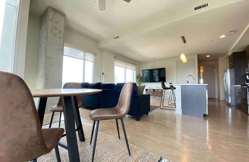 Civic District Apartamento | Elegant 2 Bedroom w/Spectacular Austin Views