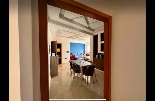 RACINE EXTENSION Apartamento | 3-bedroom apartment in charming Casablanca with WiFi, AC. Start your adventure