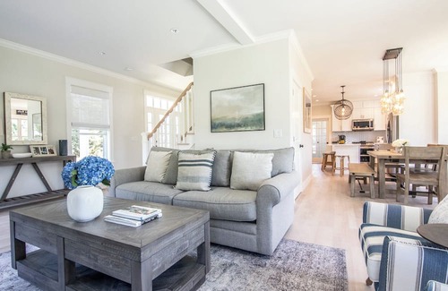 Oak Bluffs Casa | EXQUISITE MARTHA'S VINEYARD HOME, HEATED POOL, 10 MIN WALK TO OAK BLUFFS FERRY