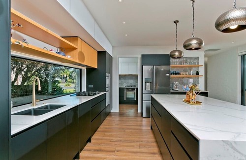 Omaha Casa | Luxurious living - 250m direct walkway to Omaha Beach