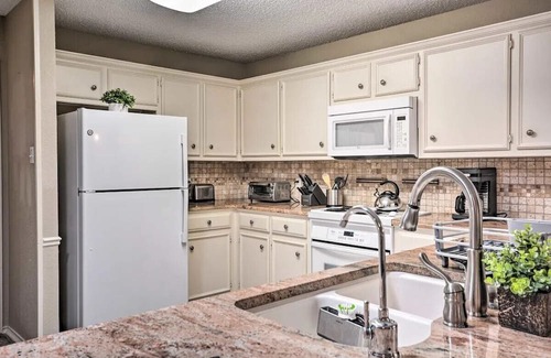 Lubbock Casa | Centrally Located 3BR/2BA Townhome, Cozy Fireplace, Smart TVs & Wi-fi Retreat!