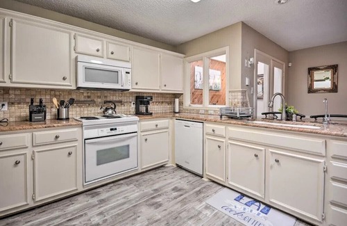 Lubbock Casa | Centrally Located 3BR/2BA Townhome, Cozy Fireplace, Smart TVs & Wi-fi Retreat!