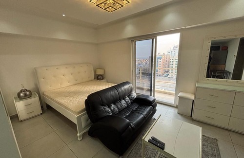 Manama Center Apartamento | Bright Studio with Natural Light