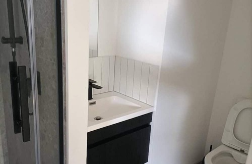 Bucklands Beach Apartamento | Cozy sunny large room with bathroom & basic cooking & laundry & own entrance