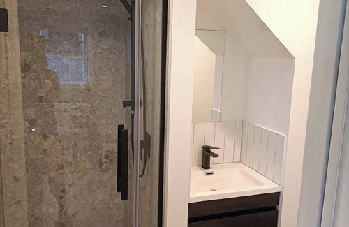 Bucklands Beach Apartamento | Cozy sunny large room with bathroom & basic cooking & laundry & own entrance