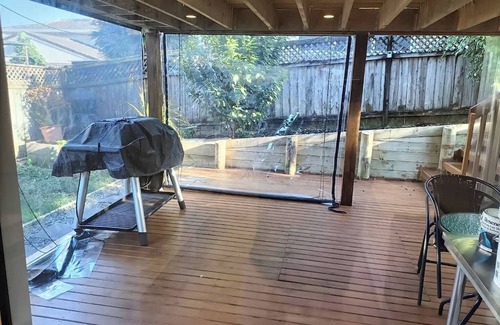 Bucklands Beach Apartamento | Cozy sunny large room with bathroom & basic cooking & laundry & own entrance