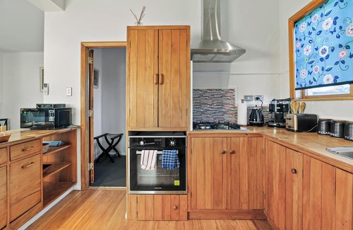 Hamilton East Cabaña | Charming, central 2-bedroom cottage in superb Hamilton East near gardens & cafes