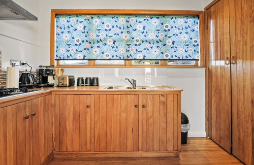 Hamilton East Cabaña | Charming, central 2-bedroom cottage in superb Hamilton East near gardens & cafes