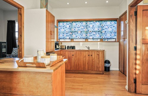 Hamilton East Cabaña | Charming, central 2-bedroom cottage in superb Hamilton East near gardens & cafes
