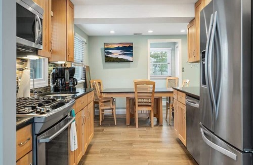 North Beach Haven Casa | Spacious 7-bedroom house in charming Spray Beach with WiFi, AC. Oceanside