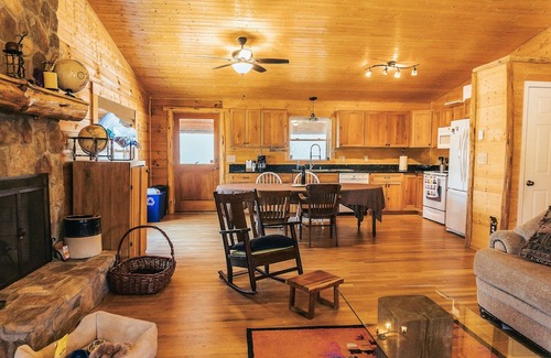Oakpark Cabina | Breathe deep, stay cozy — spacious log cabin living on 30 acres in Aroda, VA