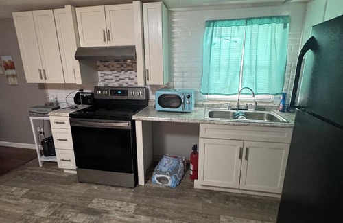 Henderson Casa | 3-bedroom house in peaceful Henderson with WiFi, AC near Kerr Lake