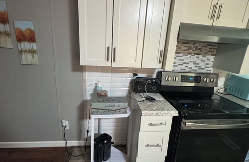 Henderson Casa | 3-bedroom house in peaceful Henderson with WiFi, AC near Kerr Lake