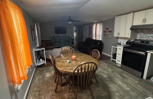 Henderson Casa | 3-bedroom house in peaceful Henderson with WiFi, AC near Kerr Lake