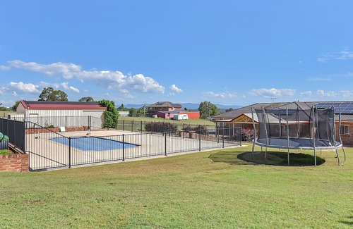 Branxton Casa | Hunter Valley Family Oasis - 5 bedroom House with Pool