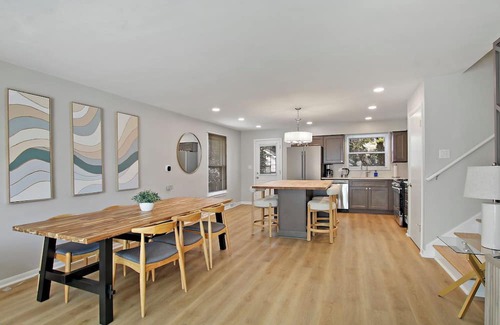 Arlington Heights Casa | The Arlington Heights Breakaway - 6 Luxury Bed House NEW