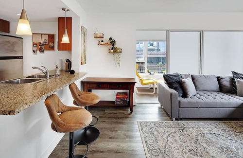 Chinatown Condominio | Cozy 1-bedroom Condo/Central Location/Pet Friendly