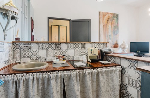 Sambuca di Sicilia Apartamento | Apartment 'Ajman House' with Mountain View, Private Terrace and Air Conditioning
