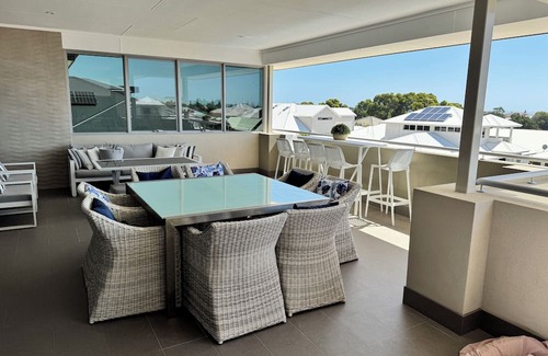 Singleton Casa | Beautiful Beachside Home Have fun with whole family in this very stylish hom