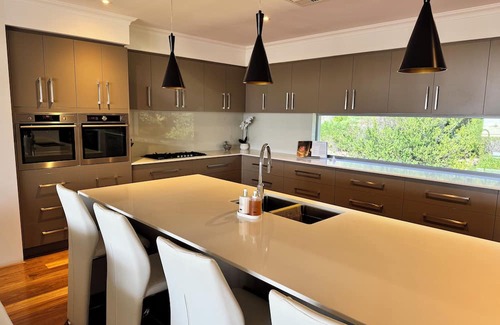 Singleton Casa | Beautiful Beachside Home Have fun with whole family in this very stylish hom